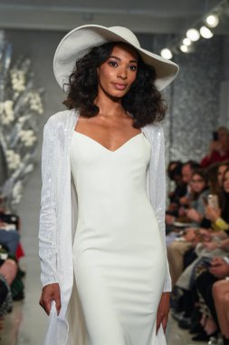 New York, Ny - 11 Nisan: New York Moda Haftası'nda Theia İlkbahar 2020 moda koleksiyonu sırasında bir model podyumda yürüyor: Gelinlik Nisan'da 11, 2019 Nyc.