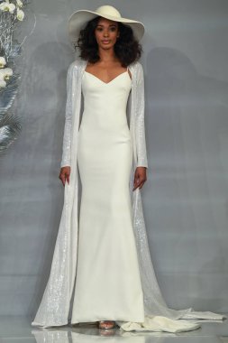 New York, Ny - 11 Nisan: New York Moda Haftası'nda Theia İlkbahar 2020 moda koleksiyonu sırasında bir model podyumda yürüyor: Gelinlik Nisan'da 11, 2019 Nyc.