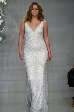 New York, Ny - 11 Nisan: New York Moda Haftası'nda Theia İlkbahar 2020 moda koleksiyonu sırasında bir model podyumda yürüyor: Gelinlik Nisan'da 11, 2019 Nyc.