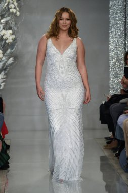 New York, Ny - 11 Nisan: New York Moda Haftası'nda Theia İlkbahar 2020 moda koleksiyonu sırasında bir model podyumda yürüyor: Gelinlik Nisan'da 11, 2019 Nyc.