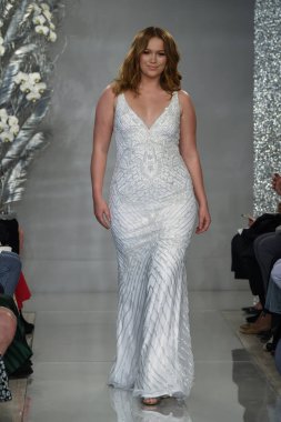 New York, Ny - 11 Nisan: New York Moda Haftası'nda Theia İlkbahar 2020 moda koleksiyonu sırasında bir model podyumda yürüyor: Gelinlik Nisan'da 11, 2019 Nyc.