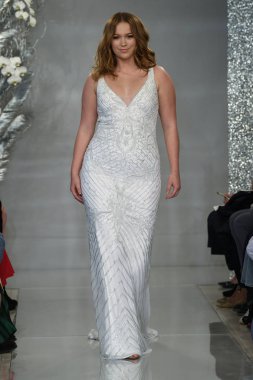 New York, Ny - 11 Nisan: New York Moda Haftası'nda Theia İlkbahar 2020 moda koleksiyonu sırasında bir model podyumda yürüyor: Gelinlik Nisan'da 11, 2019 Nyc.