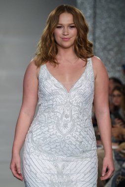 New York, Ny - 11 Nisan: New York Moda Haftası'nda Theia İlkbahar 2020 moda koleksiyonu sırasında bir model podyumda yürüyor: Gelinlik Nisan'da 11, 2019 Nyc.