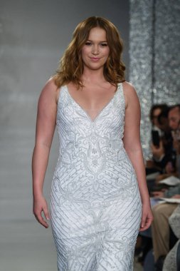 New York, Ny - 11 Nisan: New York Moda Haftası'nda Theia İlkbahar 2020 moda koleksiyonu sırasında bir model podyumda yürüyor: Gelinlik Nisan'da 11, 2019 Nyc.