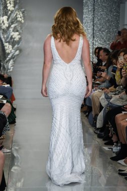 New York, Ny - 11 Nisan: New York Moda Haftası'nda Theia İlkbahar 2020 moda koleksiyonu sırasında bir model podyumda yürüyor: Gelinlik Nisan'da 11, 2019 Nyc.