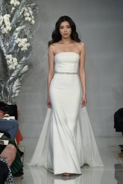 New York, Ny - 11 Nisan: New York Moda Haftası'nda Theia İlkbahar 2020 moda koleksiyonu sırasında bir model podyumda yürüyor: Gelinlik Nisan'da 11, 2019 Nyc.