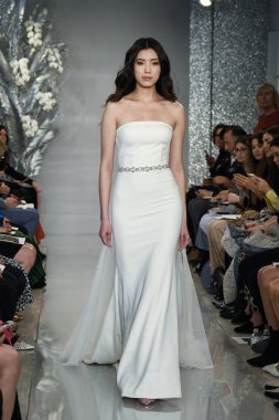 New York, Ny - 11 Nisan: New York Moda Haftası'nda Theia İlkbahar 2020 moda koleksiyonu sırasında bir model podyumda yürüyor: Gelinlik Nisan'da 11, 2019 Nyc.