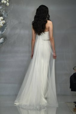 New York, Ny - 11 Nisan: New York Moda Haftası'nda Theia İlkbahar 2020 moda koleksiyonu sırasında bir model podyumda yürüyor: Gelinlik Nisan'da 11, 2019 Nyc.