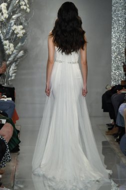 New York, Ny - 11 Nisan: New York Moda Haftası'nda Theia İlkbahar 2020 moda koleksiyonu sırasında bir model podyumda yürüyor: Gelinlik Nisan'da 11, 2019 Nyc.