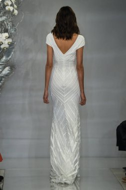 New York, Ny - 11 Nisan: New York Moda Haftası'nda Theia İlkbahar 2020 moda koleksiyonu sırasında bir model podyumda yürüyor: Gelinlik Nisan'da 11, 2019 Nyc.