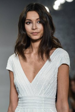New York, Ny - 11 Nisan: New York Moda Haftası'nda Theia İlkbahar 2020 moda koleksiyonu sırasında bir model podyumda yürüyor: Gelinlik Nisan'da 11, 2019 Nyc.