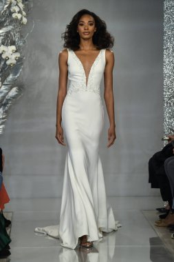 New York, Ny - 11 Nisan: New York Moda Haftası'nda Theia İlkbahar 2020 moda koleksiyonu sırasında bir model podyumda yürüyor: Gelinlik Nisan'da 11, 2019 Nyc.