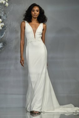 New York, Ny - 11 Nisan: New York Moda Haftası'nda Theia İlkbahar 2020 moda koleksiyonu sırasında bir model podyumda yürüyor: Gelinlik Nisan'da 11, 2019 Nyc.