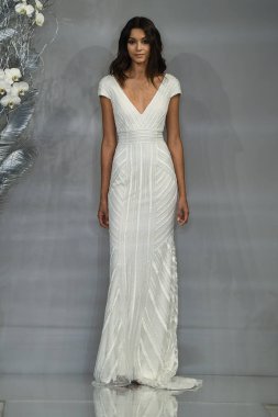 New York, Ny - 11 Nisan: New York Moda Haftası'nda Theia İlkbahar 2020 moda koleksiyonu sırasında bir model podyumda yürüyor: Gelinlik Nisan'da 11, 2019 Nyc.