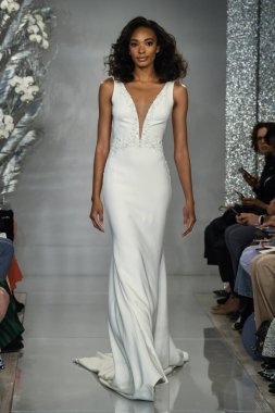 New York, Ny - 11 Nisan: New York Moda Haftası'nda Theia İlkbahar 2020 moda koleksiyonu sırasında bir model podyumda yürüyor: Gelinlik Nisan'da 11, 2019 Nyc.