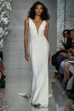 New York, Ny - 11 Nisan: New York Moda Haftası'nda Theia İlkbahar 2020 moda koleksiyonu sırasında bir model podyumda yürüyor: Gelinlik Nisan'da 11, 2019 Nyc.