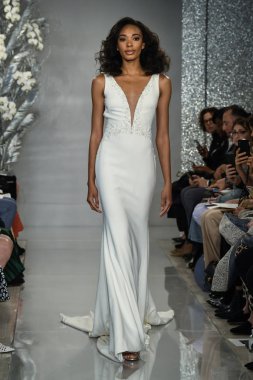 New York, Ny - 11 Nisan: New York Moda Haftası'nda Theia İlkbahar 2020 moda koleksiyonu sırasında bir model podyumda yürüyor: Gelinlik Nisan'da 11, 2019 Nyc.