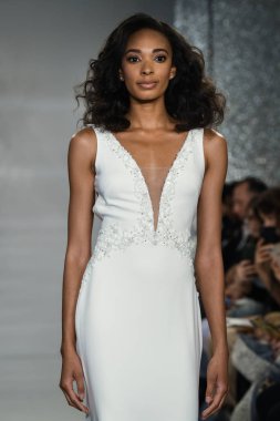 New York, Ny - 11 Nisan: New York Moda Haftası'nda Theia İlkbahar 2020 moda koleksiyonu sırasında bir model podyumda yürüyor: Gelinlik Nisan'da 11, 2019 Nyc.