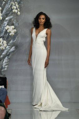 New York, Ny - 11 Nisan: New York Moda Haftası'nda Theia İlkbahar 2020 moda koleksiyonu sırasında bir model podyumda yürüyor: Gelinlik Nisan'da 11, 2019 Nyc.