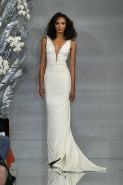 New York, Ny - 11 Nisan: New York Moda Haftası'nda Theia İlkbahar 2020 moda koleksiyonu sırasında bir model podyumda yürüyor: Gelinlik Nisan'da 11, 2019 Nyc.