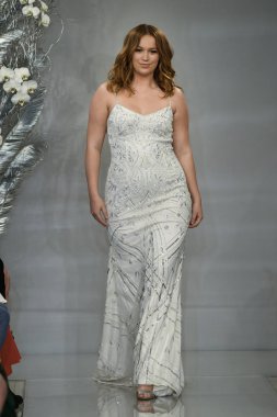 New York, Ny - 11 Nisan: New York Moda Haftası'nda Theia İlkbahar 2020 moda koleksiyonu sırasında bir model podyumda yürüyor: Gelinlik Nisan'da 11, 2019 Nyc.