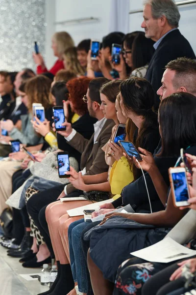 Nueva York Abril Una Multitud Moda Primera Fila Durante Colección — Foto de Stock