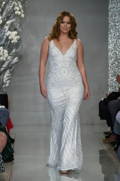 New York, Ny - 11 Nisan: New York Moda Haftası'nda Theia İlkbahar 2020 moda koleksiyonu sırasında bir model podyumda yürüyor: Gelinlik Nisan'da 11, 2019 Nyc.