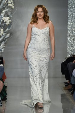 New York, Ny - 11 Nisan: New York Moda Haftası'nda Theia İlkbahar 2020 moda koleksiyonu sırasında bir model podyumda yürüyor: Gelinlik Nisan'da 11, 2019 Nyc.