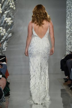 New York, Ny - 11 Nisan: New York Moda Haftası'nda Theia İlkbahar 2020 moda koleksiyonu sırasında bir model podyumda yürüyor: Gelinlik Nisan'da 11, 2019 Nyc.