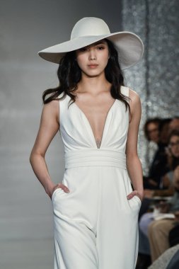 New York, Ny - 11 Nisan: New York Moda Haftası'nda Theia İlkbahar 2020 moda koleksiyonu sırasında bir model podyumda yürüyor: Gelinlik Nisan'da 11, 2019 Nyc.