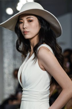 New York, Ny - 11 Nisan: New York Moda Haftası'nda Theia İlkbahar 2020 moda koleksiyonu sırasında bir model podyumda yürüyor: Gelinlik Nisan'da 11, 2019 Nyc.