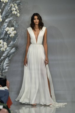 New York, Ny - 11 Nisan: New York Moda Haftası'nda Theia İlkbahar 2020 moda koleksiyonu sırasında bir model podyumda yürüyor: Gelinlik Nisan'da 11, 2019 Nyc.