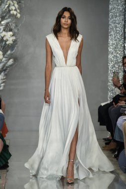 New York, Ny - 11 Nisan: New York Moda Haftası'nda Theia İlkbahar 2020 moda koleksiyonu sırasında bir model podyumda yürüyor: Gelinlik Nisan'da 11, 2019 Nyc.