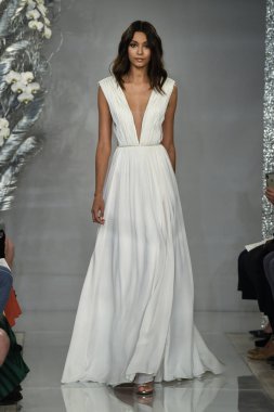 New York, Ny - 11 Nisan: New York Moda Haftası'nda Theia İlkbahar 2020 moda koleksiyonu sırasında bir model podyumda yürüyor: Gelinlik Nisan'da 11, 2019 Nyc.