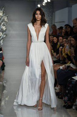 New York, Ny - 11 Nisan: New York Moda Haftası'nda Theia İlkbahar 2020 moda koleksiyonu sırasında bir model podyumda yürüyor: Gelinlik Nisan'da 11, 2019 Nyc.