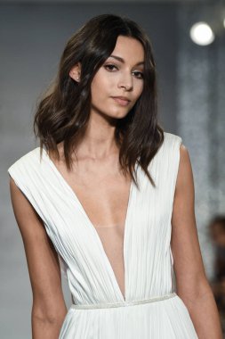 New York, Ny - 11 Nisan: New York Moda Haftası'nda Theia İlkbahar 2020 moda koleksiyonu sırasında bir model podyumda yürüyor: Gelinlik Nisan'da 11, 2019 Nyc.