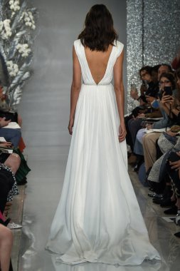 New York, Ny - 11 Nisan: New York Moda Haftası'nda Theia İlkbahar 2020 moda koleksiyonu sırasında bir model podyumda yürüyor: Gelinlik Nisan'da 11, 2019 Nyc.