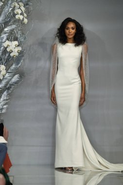 New York, Ny - 11 Nisan: New York Moda Haftası'nda Theia İlkbahar 2020 moda koleksiyonu sırasında bir model podyumda yürüyor: Gelinlik Nisan'da 11, 2019 Nyc.