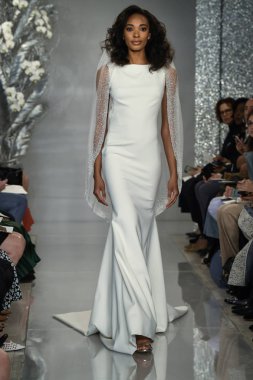 New York, Ny - 11 Nisan: New York Moda Haftası'nda Theia İlkbahar 2020 moda koleksiyonu sırasında bir model podyumda yürüyor: Gelinlik Nisan'da 11, 2019 Nyc.