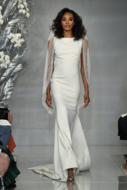 New York, Ny - 11 Nisan: New York Moda Haftası'nda Theia İlkbahar 2020 moda koleksiyonu sırasında bir model podyumda yürüyor: Gelinlik Nisan'da 11, 2019 Nyc.