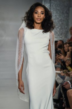 New York, Ny - 11 Nisan: New York Moda Haftası'nda Theia İlkbahar 2020 moda koleksiyonu sırasında bir model podyumda yürüyor: Gelinlik Nisan'da 11, 2019 Nyc.