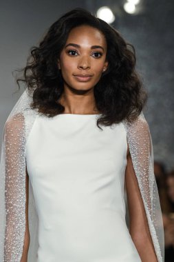 New York, Ny - 11 Nisan: New York Moda Haftası'nda Theia İlkbahar 2020 moda koleksiyonu sırasında bir model podyumda yürüyor: Gelinlik Nisan'da 11, 2019 Nyc.