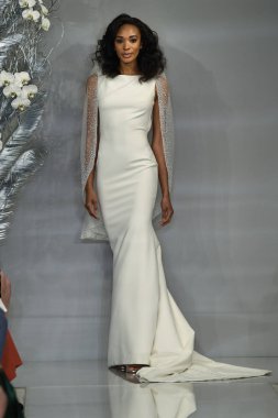 New York, Ny - 11 Nisan: New York Moda Haftası'nda Theia İlkbahar 2020 moda koleksiyonu sırasında bir model podyumda yürüyor: Gelinlik Nisan'da 11, 2019 Nyc.