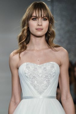 New York, Ny - 11 Nisan: New York Moda Haftası'nda Theia İlkbahar 2020 moda koleksiyonu sırasında bir model podyumda yürüyor: Gelinlik Nisan'da 11, 2019 Nyc.