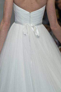 New York, Ny - 11 Nisan: New York Moda Haftası'nda Theia İlkbahar 2020 moda koleksiyonu sırasında bir model podyumda yürüyor: Gelinlik Nisan'da 11, 2019 Nyc.