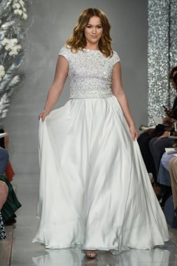 New York, Ny - 11 Nisan: New York Moda Haftası'nda Theia İlkbahar 2020 moda koleksiyonu sırasında bir model podyumda yürüyor: Gelinlik Nisan'da 11, 2019 Nyc.