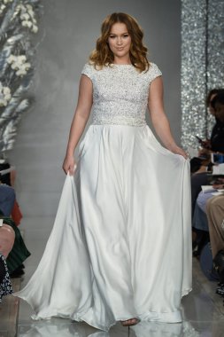 New York, Ny - 11 Nisan: New York Moda Haftası'nda Theia İlkbahar 2020 moda koleksiyonu sırasında bir model podyumda yürüyor: Gelinlik Nisan'da 11, 2019 Nyc.