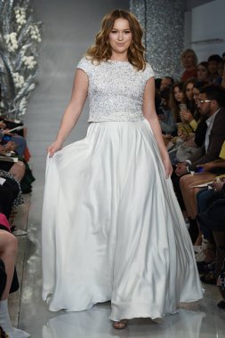 New York, Ny - 11 Nisan: New York Moda Haftası'nda Theia İlkbahar 2020 moda koleksiyonu sırasında bir model podyumda yürüyor: Gelinlik Nisan'da 11, 2019 Nyc.