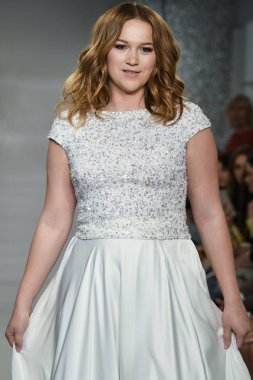 New York, Ny - 11 Nisan: New York Moda Haftası'nda Theia İlkbahar 2020 moda koleksiyonu sırasında bir model podyumda yürüyor: Gelinlik Nisan'da 11, 2019 Nyc.