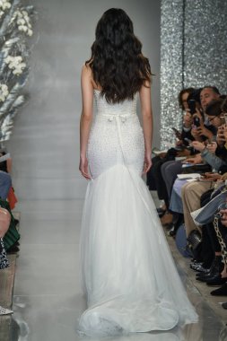 New York, Ny - 11 Nisan: New York Moda Haftası'nda Theia İlkbahar 2020 moda koleksiyonu sırasında bir model podyumda yürüyor: Gelinlik Nisan'da 11, 2019 Nyc.